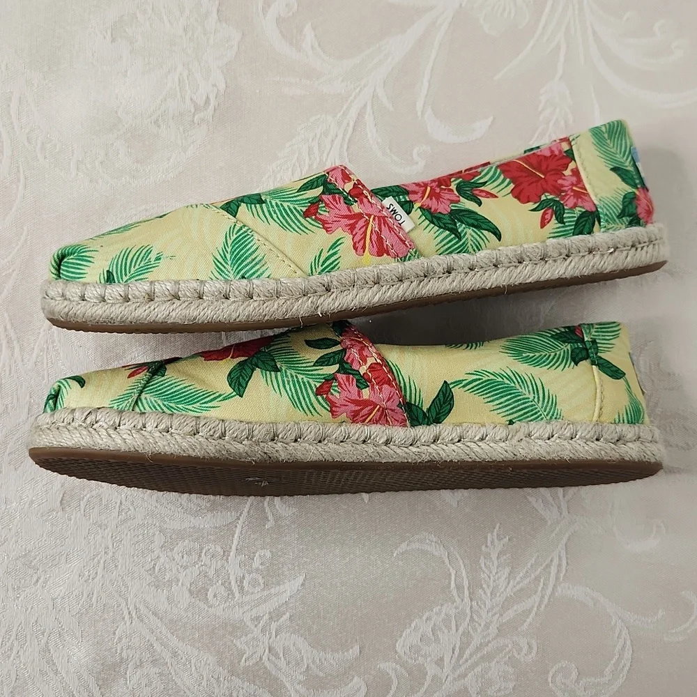 Tom's hawaiian hibiscus pale yellow floral print espadrille alpragata rope 7.5
